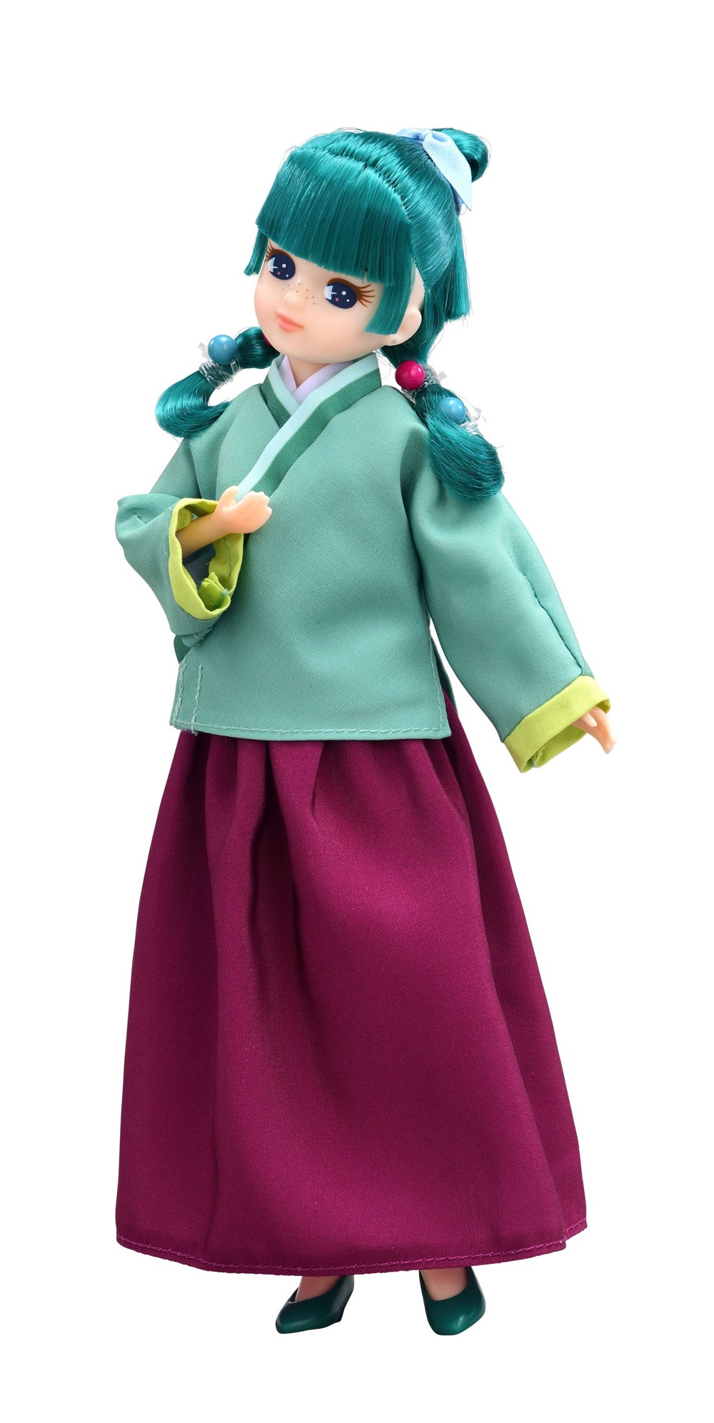A Licca-chan doll dressed as Maomao, with long teal hair in side plaits with beads, freckles, a pale green wrap jacket with lime cuffs, a long plum skirt and green shoes, on a white background.